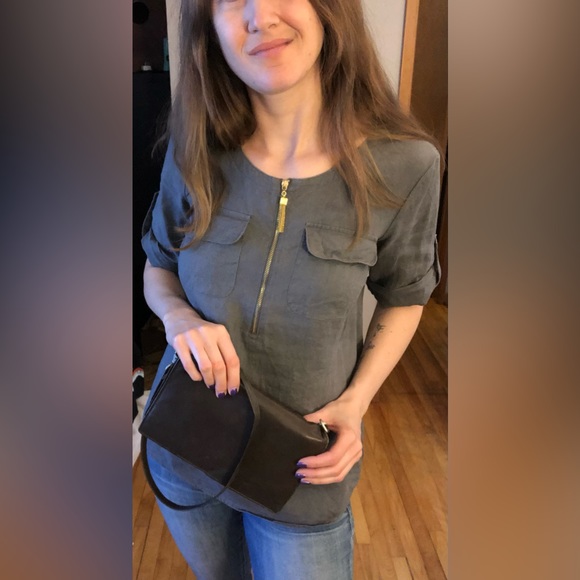 Grey blouse with 3/4 length sleeves. Size: S. Brand: Ellen Tracy - Picture 3 of 9